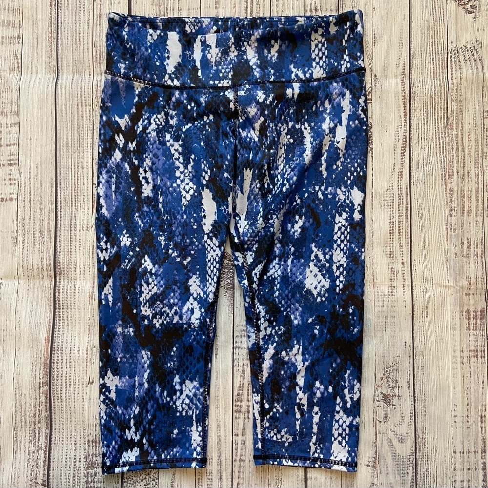 Alo Blue and Black Snake Print Capri. Size Medium. EUC.